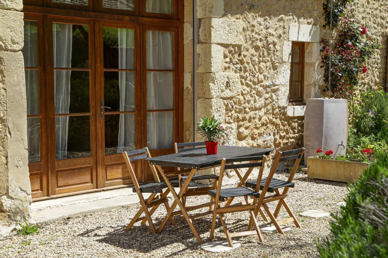 Domaine Du Bourg Salon Bed & Breakfast Exterior photo