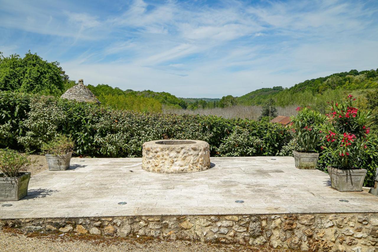 Domaine Du Bourg Salon Bed & Breakfast Exterior photo